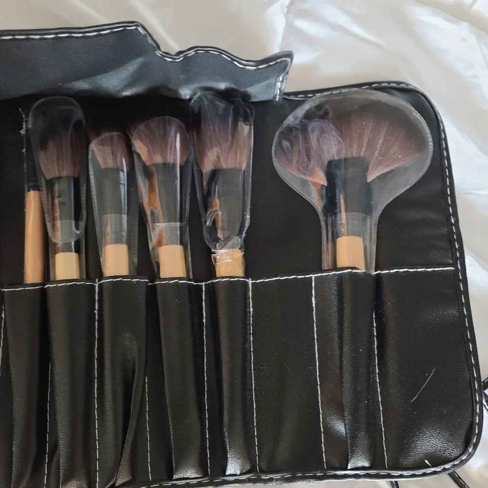 6/23 24PIECE MAKEUP BRUSH SET